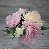Букети відкритих півонів ніжно-рожевого лимонного кольору 5 шт., фото 3