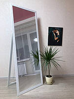 Підлогові дзеркала в рамах
