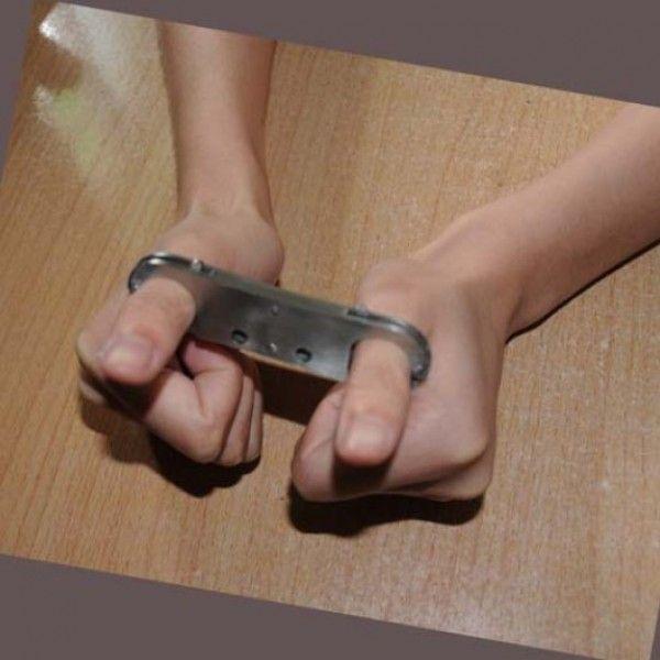 Сріблясті БДСМ фіксатори в дії