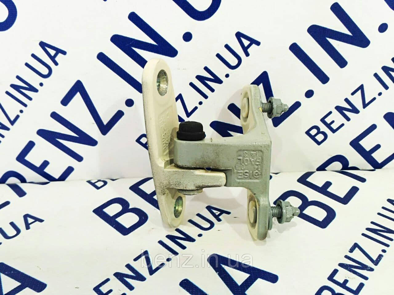 Петля передніх дверей ліворуч зверху Mercedes W212, S212, W204 A2047201537