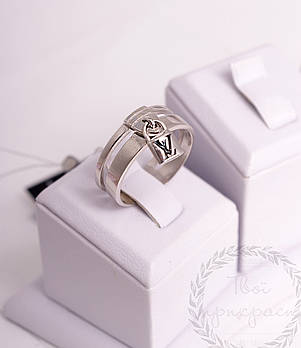 Срібне родоване кільце з підвіскою-замочком і логотипом Louis Vuitton.