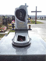 Памятник сердцем и крестом со цветами из серого гранита