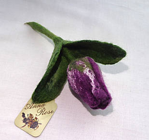 Повстяна брошка квітка ручної роботи "Бузковий тюльпан"