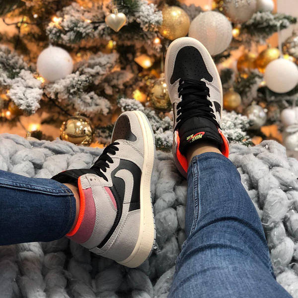 Grey crimson jordan 1 deals