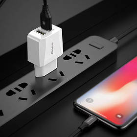 Зарядний пристрій Baseus на два виходи 2.1 A білий