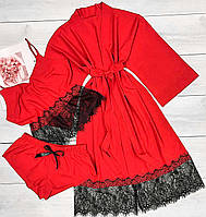 Красный комплект женской домашней одежды с красивым кружевом.