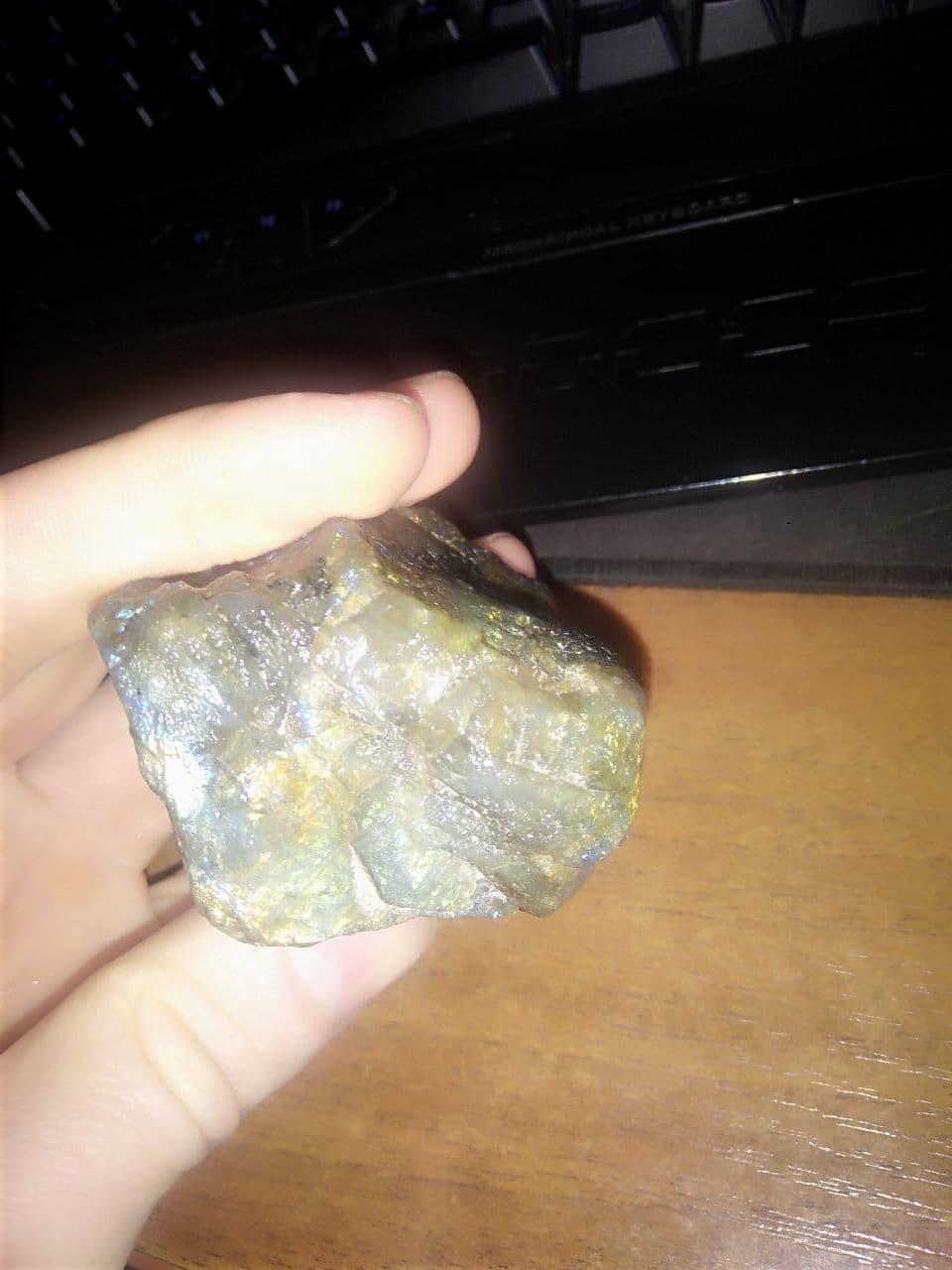 1047 кт. Природний лабрадорит груба порода — великий шматок