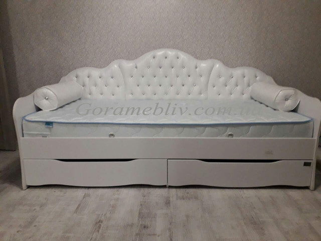 На фото: детская кровать для девочки "Л-6" белого цвета со стразами и подушками.