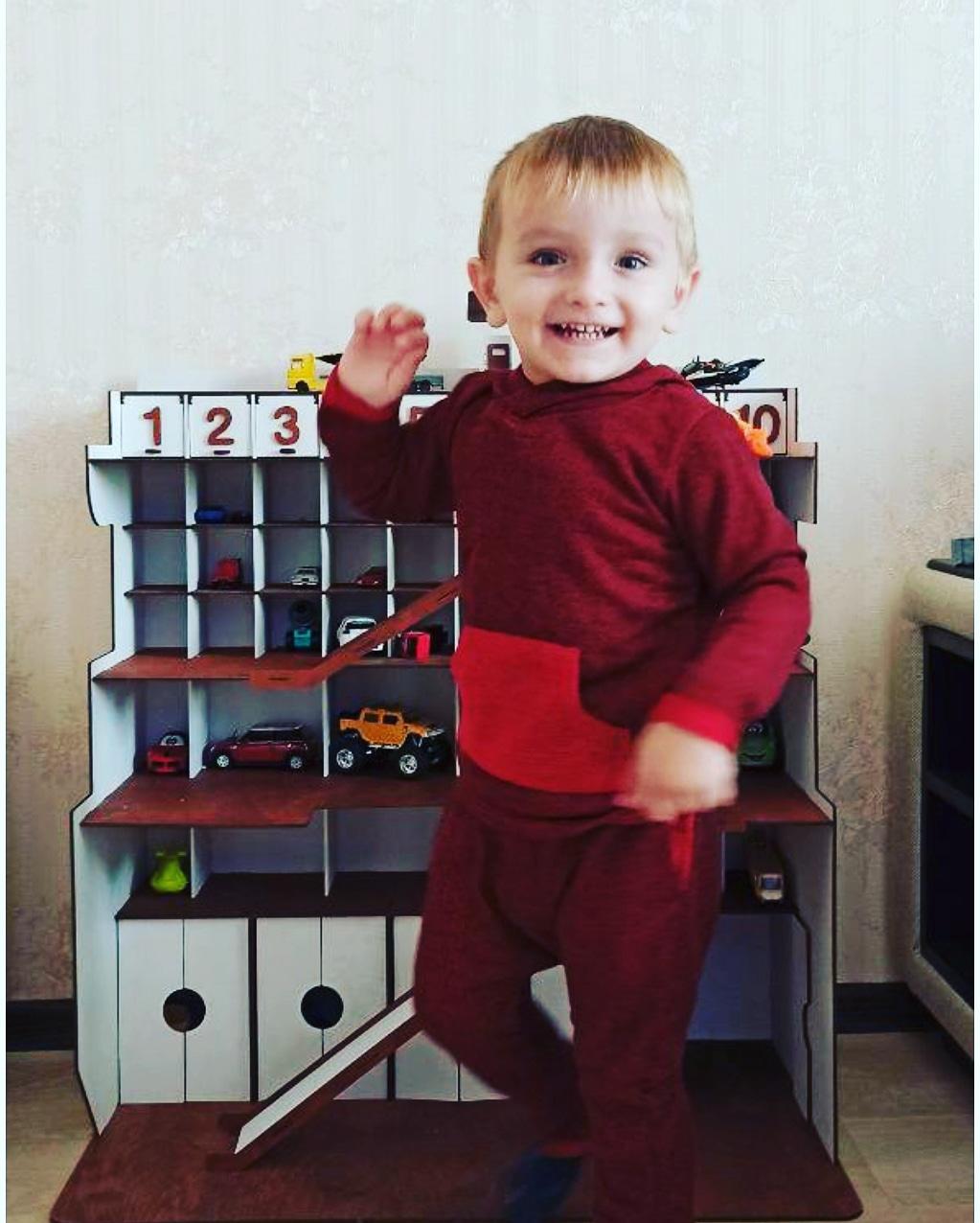 Дерев'яний гараж для машинок Іменний