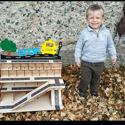 Дерев'яний гараж для машинок Іменний