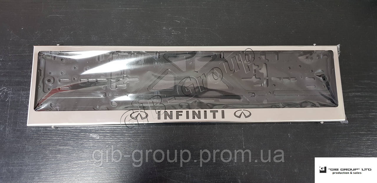 Рамка номерного знаку із написом "Infiniti"