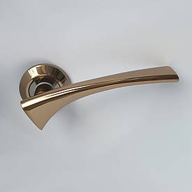 Дверна ручка на розетці 175035051 латунь блискуча