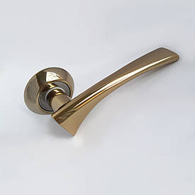 Дверна ручка на розетці 175045051 латунь блискуча