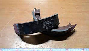 Колодка гальмівна в зборі 2ПТС-4 (задня) 105.04209.020-01
