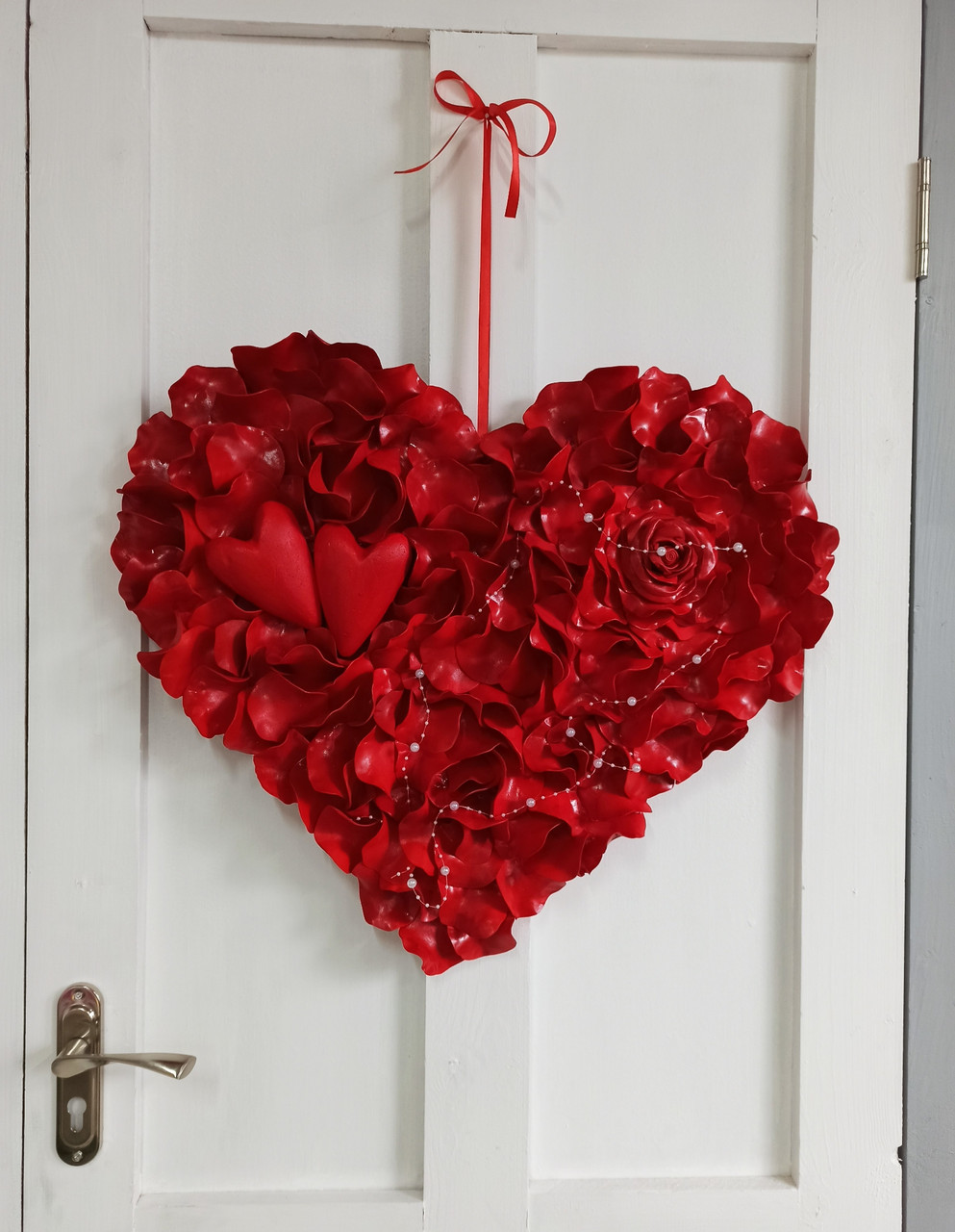 Червоні серце з пелюсток троянд - декор на двері стіну до дня святого Валентина, фото 1