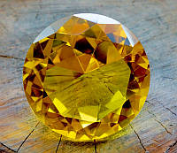 Кристалл Фен-Шуй жёлтый (8 х 8 см.)
