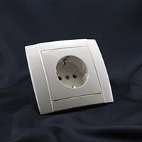 Розетка одинарна з заземленням вбудована