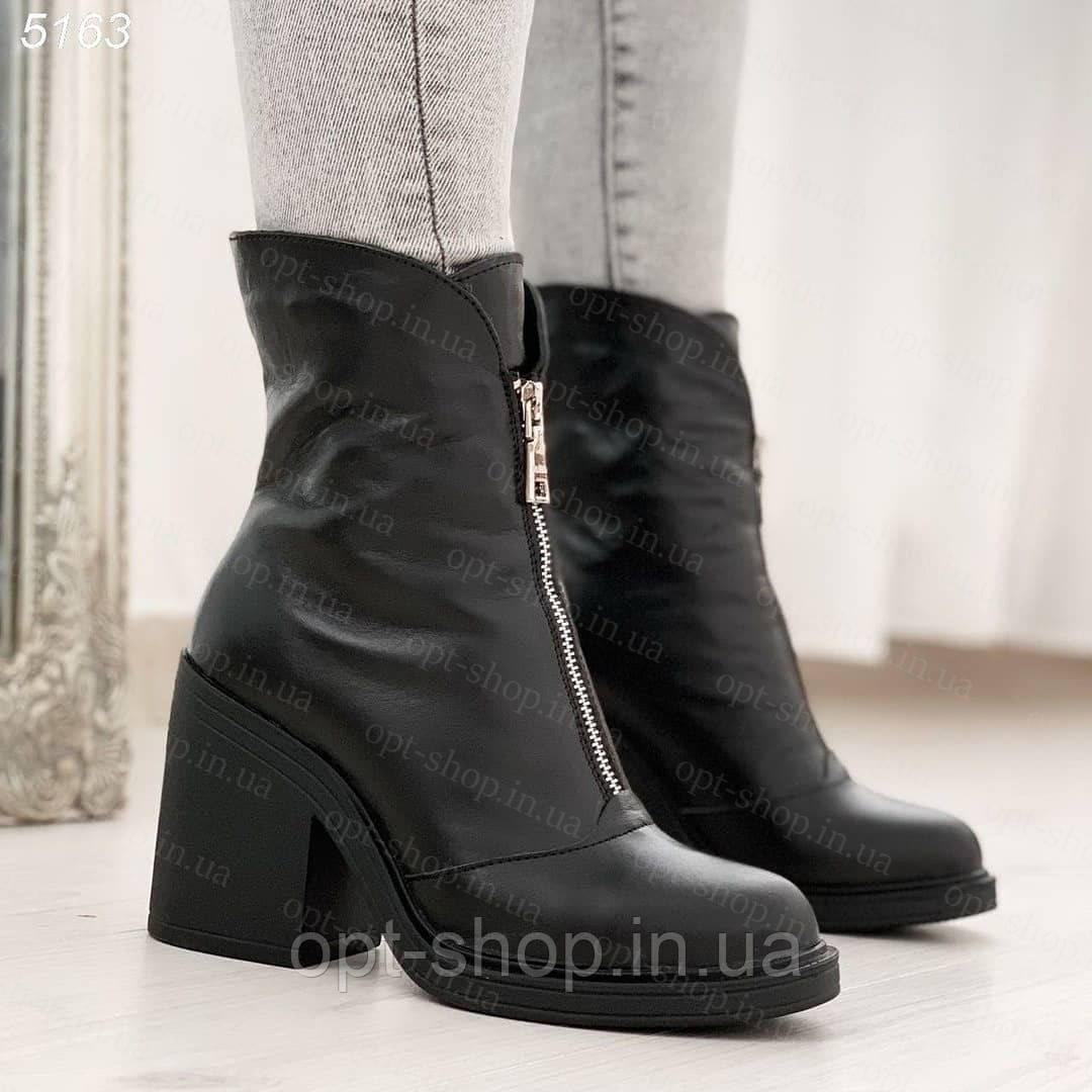 Черевики ботильйони, чоботи короткі жіночі зимові чорні шкіряні на хутрі на сталий товстому каблуці, фото 1