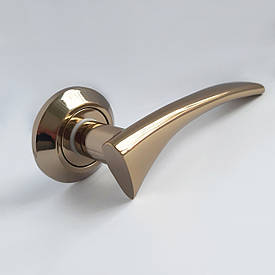 Дверна ручка на розетці 175035055 латунь блискуча