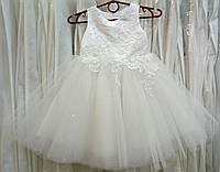Белое нарядное детское платье-маечка с жемчужинами и блестящей юбкой на 2-3 годика