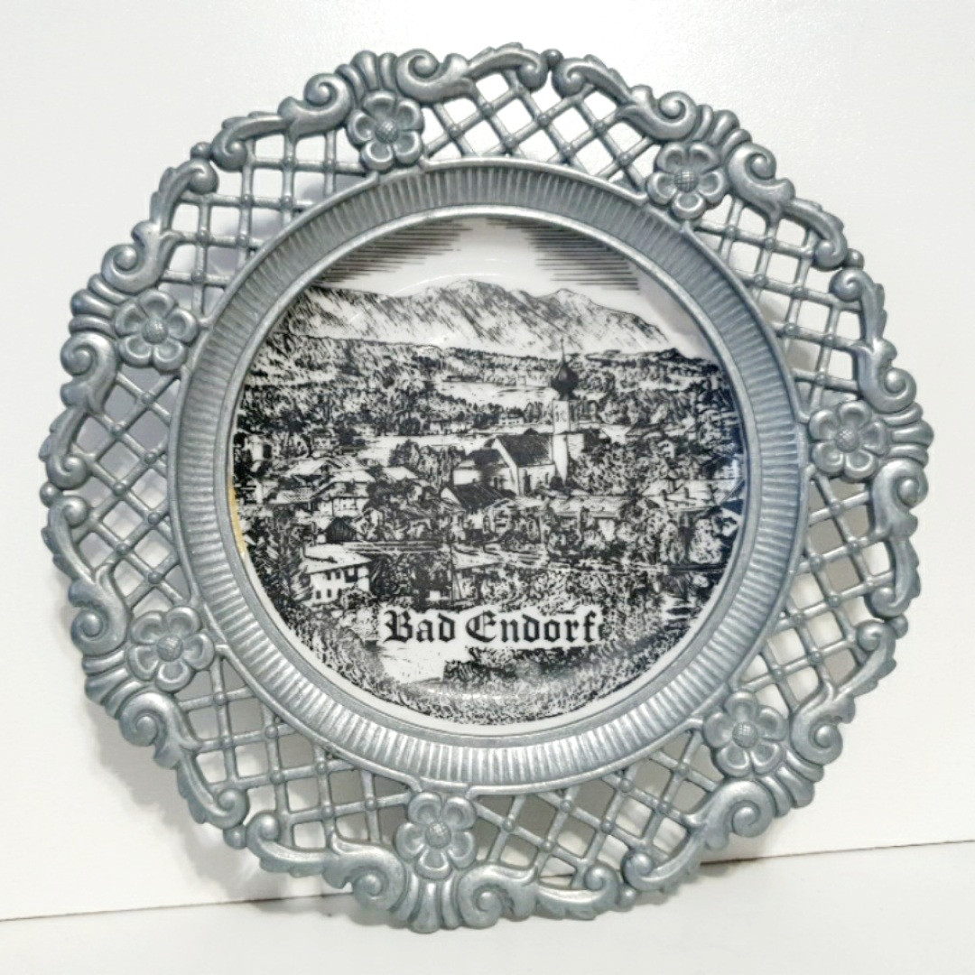 Фарфоровая тарелка в оловянной раме, фото 1