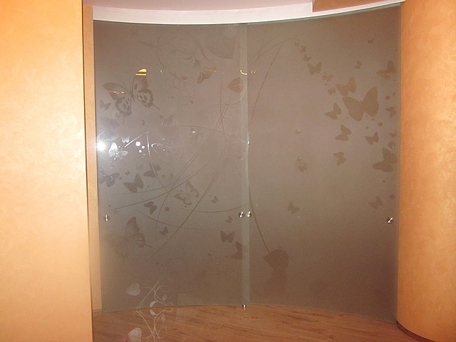 Матовая стеклянная радиусная перегородка с раздвижными двустворчатыми дверями с рисунком - фото 5 - id-p16293199