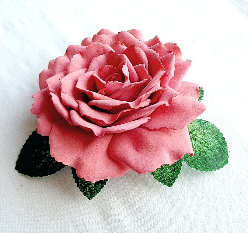 Брошка шпилька з квіткою з фоамірана ручної роботи "Лососева Роза"