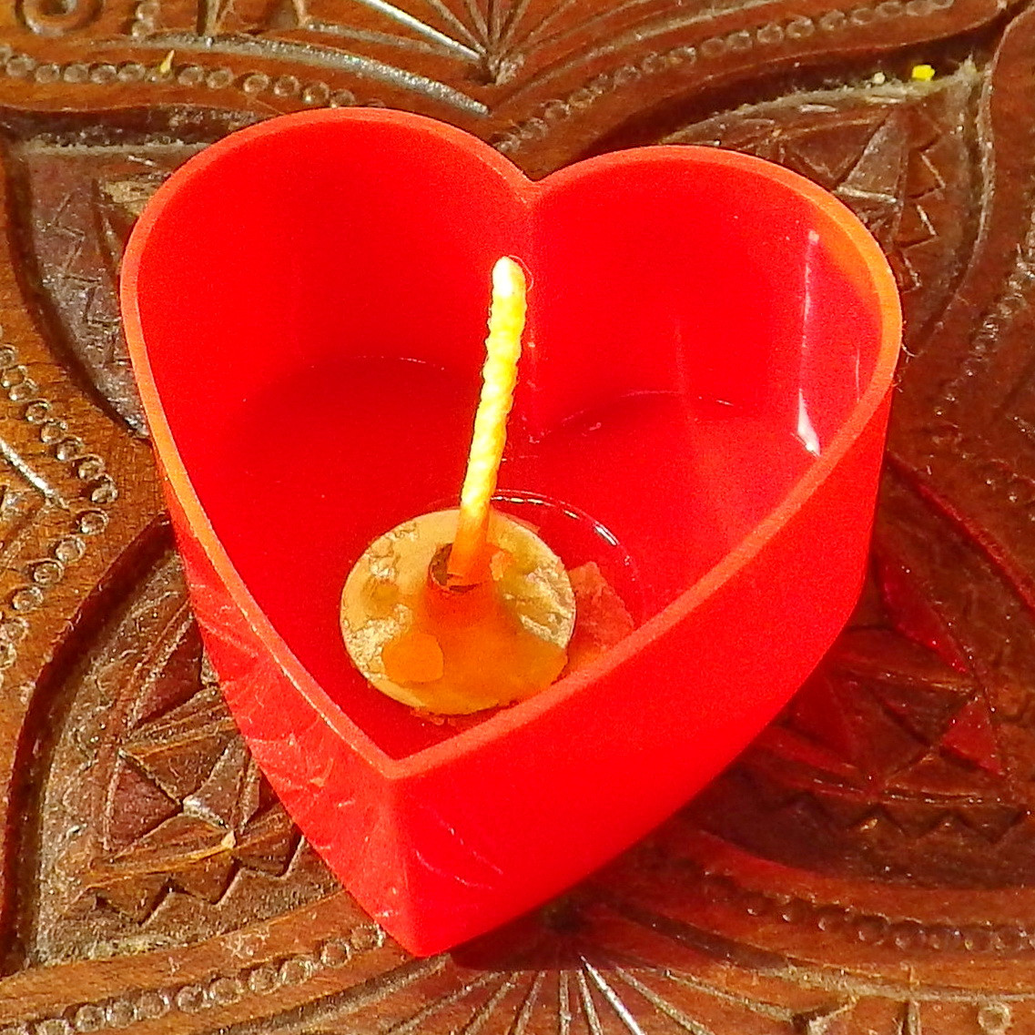 Набор для изготовления чайной свечи Валентинка (красный контейнер чайной свечи, фиксатор фитиля, фитиль)