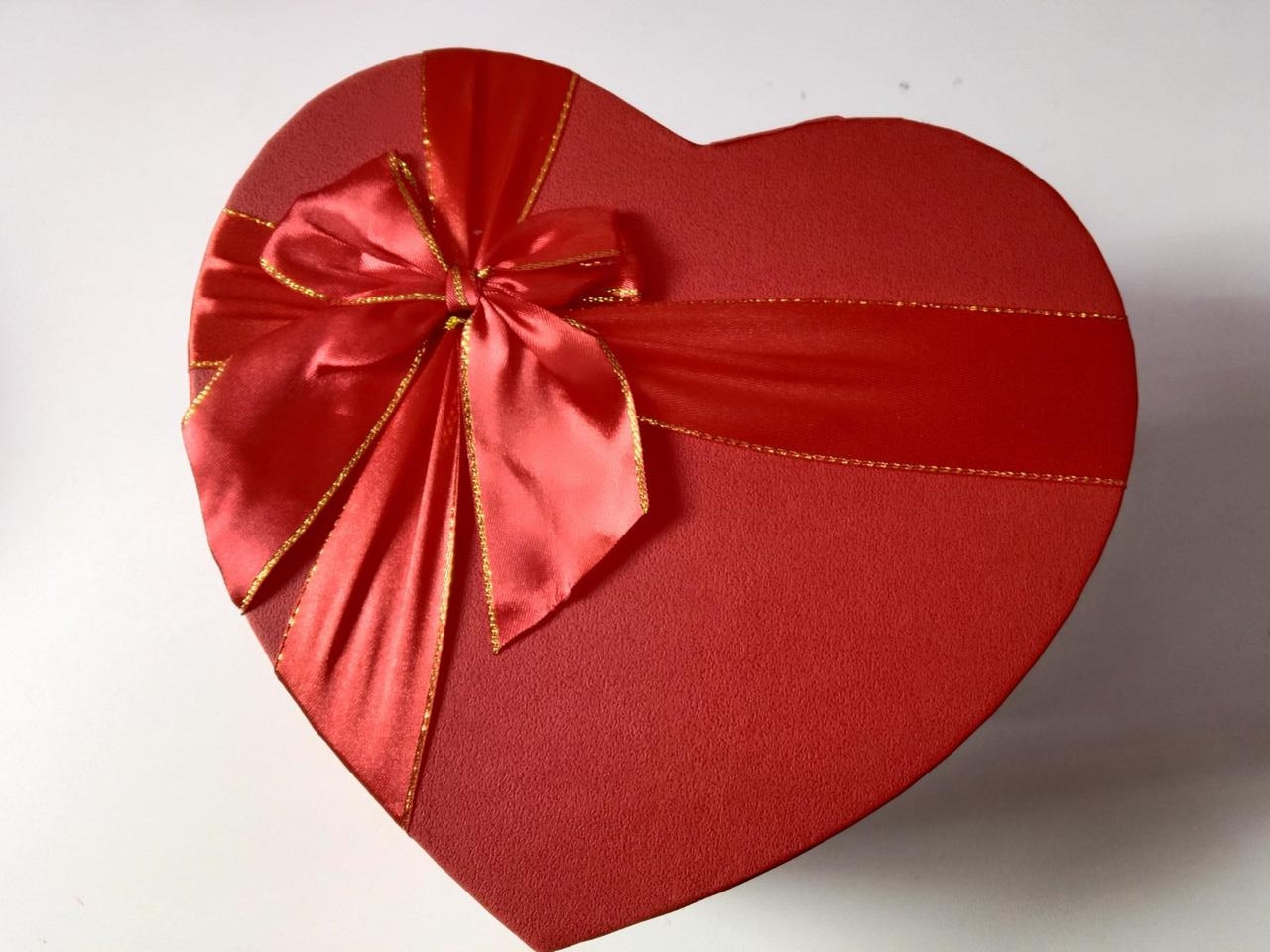 Подарункова коробочка у формі серця рожева 18,5 з кришкою з великим бантом, фото 1