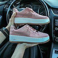 Пудровые женские кроссы Nike Air Force Pink. Женская обувь Найк Аир Форс Пинк. Женские замшевые кроссовки.