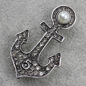 Брошка металева на сріблястій основі якір із сірими фіанітами та перлами розмір виробу 25 х 42 мм