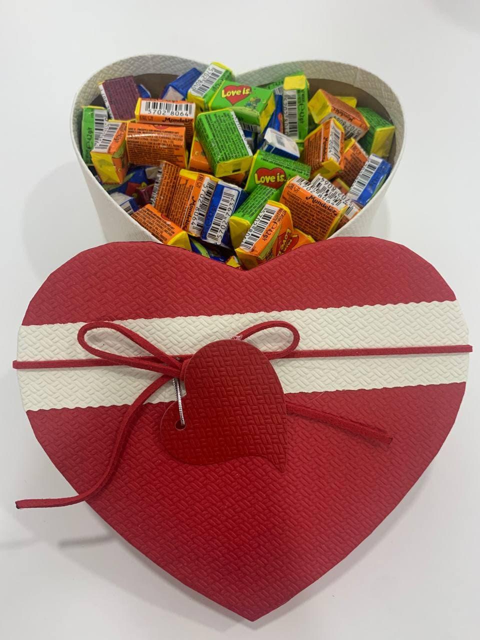 Жуйки Love is... в подарунковій упаковці 100 шт червоно-біла коробочка