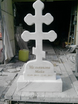 Памятник крест из белого мрамора - фото 1 - id-p1339433725