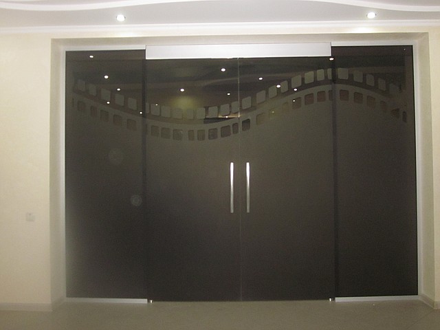 Бронзовая стеклянная перегородка с раздвижными двустворчатыми матовыми дверями для дома и офиса - фото 2 - id-p16334544