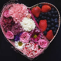 Яркие цветы с ягодами в коробке-сердце №34