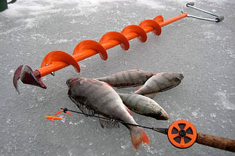 Льодобур – важливий елемент зимової екіпіровки рибака