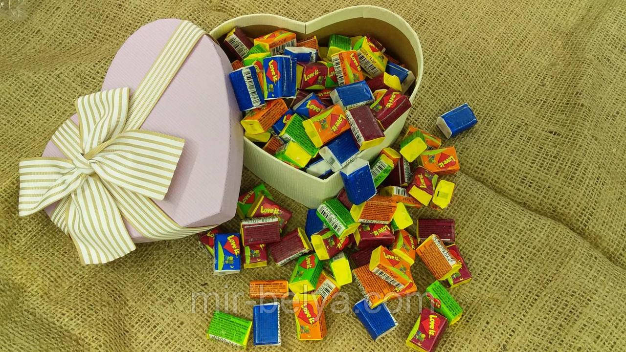 Жувальна жуйка Love is лове і з асорті в подарунковому пакованні серце