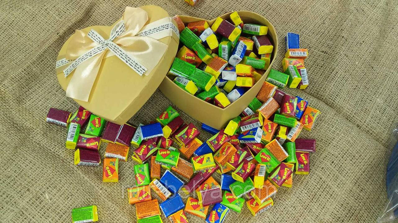 Жувальна жуйка Love is лове і з асорті в подарунковому пакованні серце