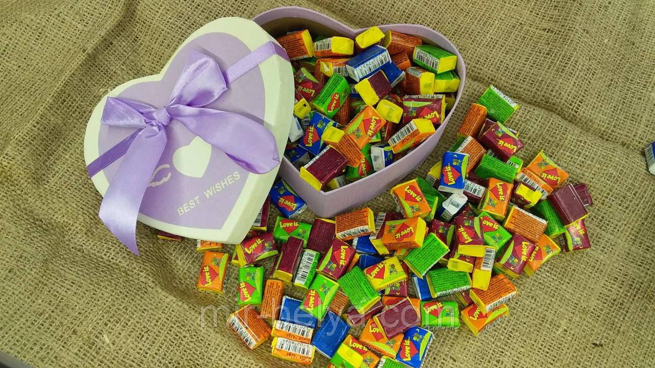 Жувальна жуйка Love is лове і з асорті в подарунковому пакованні серце