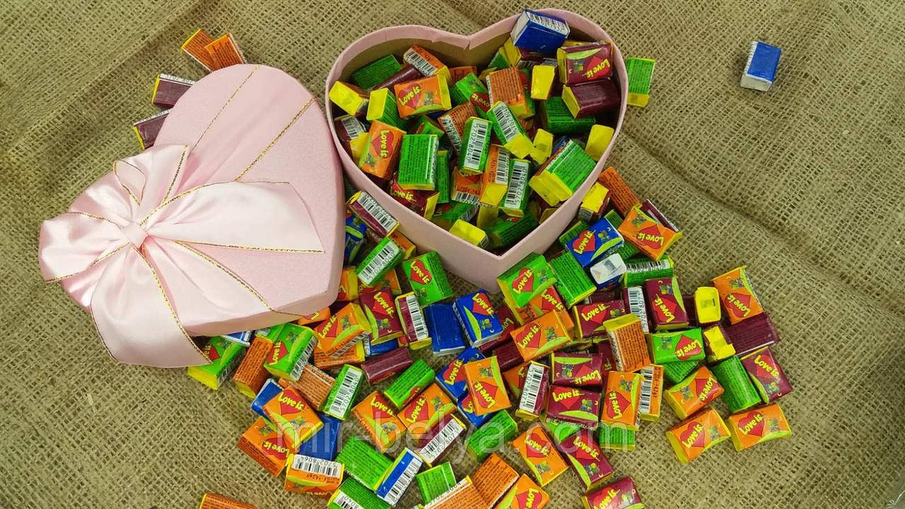 Жувальна жуйка Love is лове і з асорті в подарунковому пакованні серце
