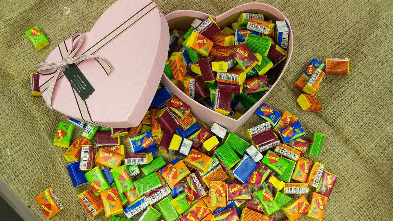 Жувальна жуйка Love is лове і з асорті в подарунковому пакованні серце