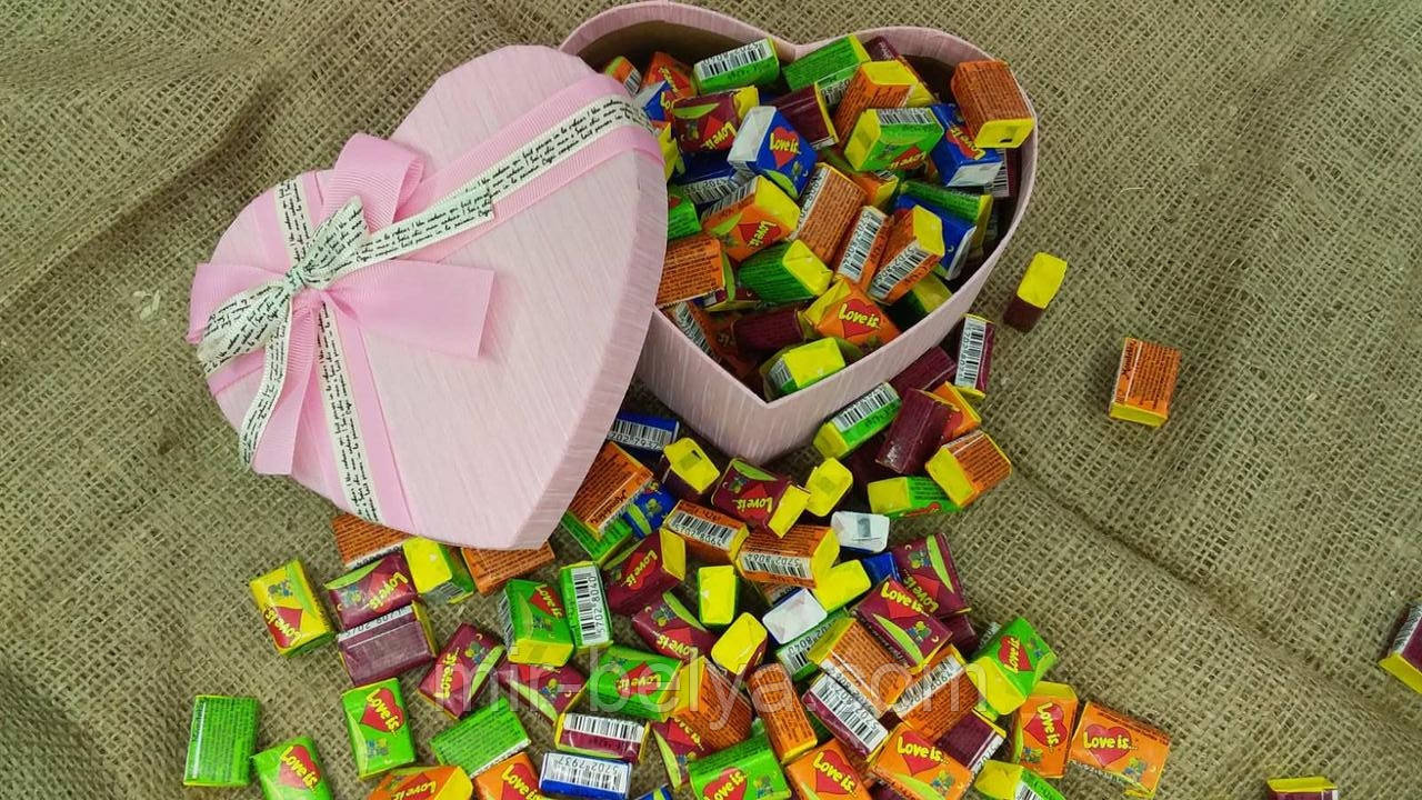 Жувальна жуйка Love is лове і з асорті в подарунковому пакованні серце