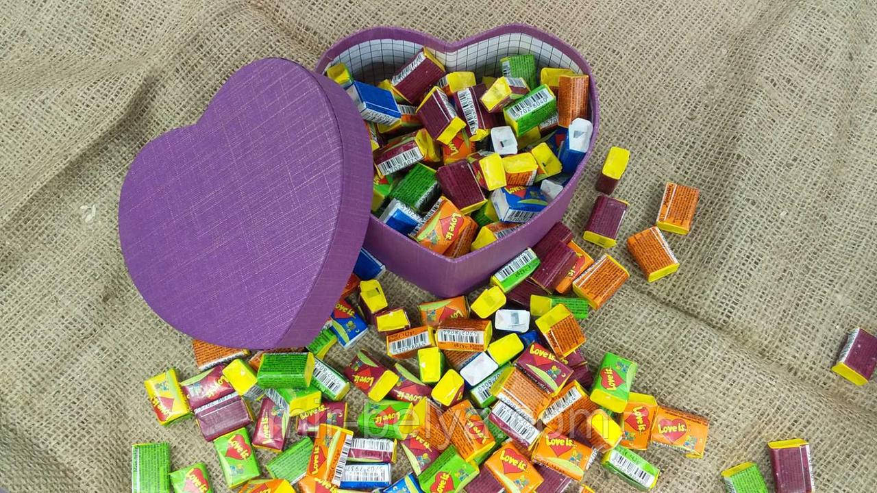 Жувальна жуйка Love is лове і з асорті в подарунковому пакованні серце