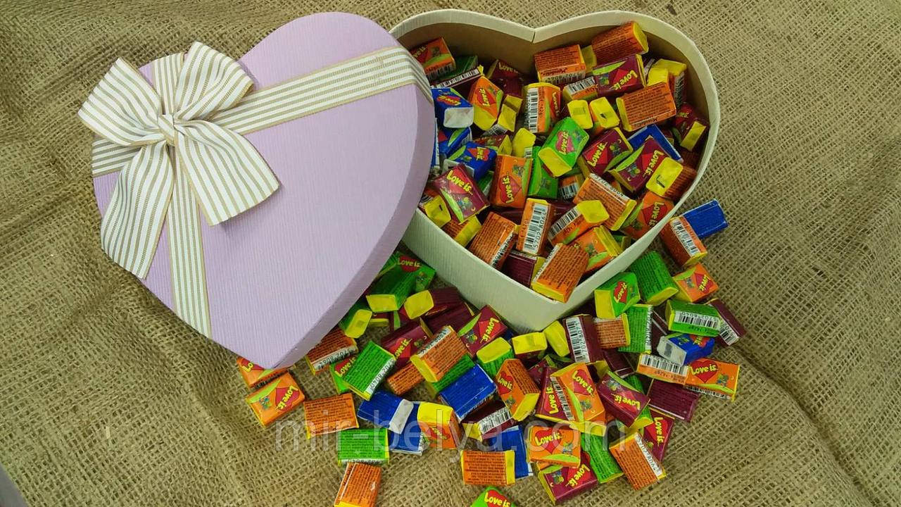 Жувальна жуйка Love is лове і з асорті в подарунковому пакованні серце