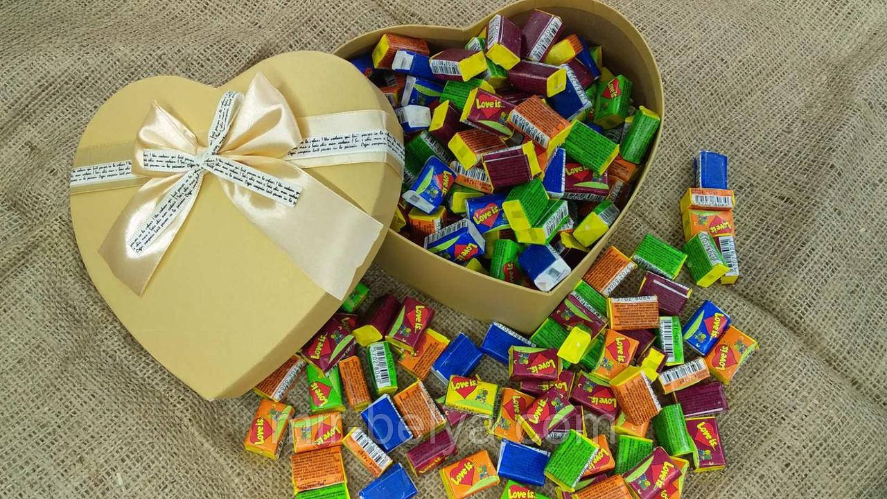 Жувальна жуйка Love is лове і з асорті в подарунковому пакованні серце