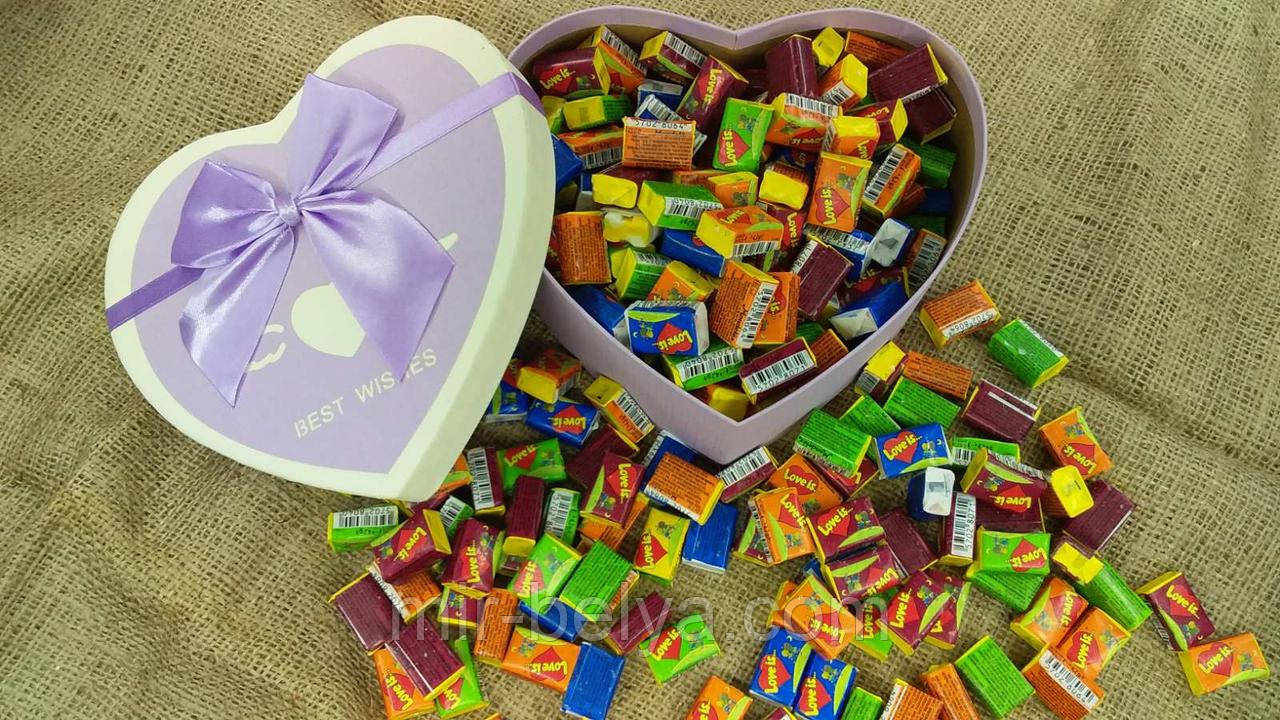 Жувальна жуйка Love is лове і з асорті в подарунковому пакованні серце