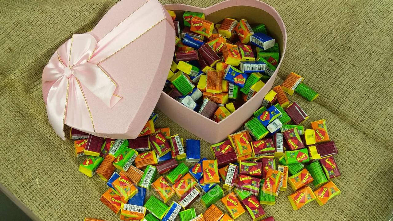 Жувальна жуйка Love is лове і з асорті в подарунковому пакованні серце