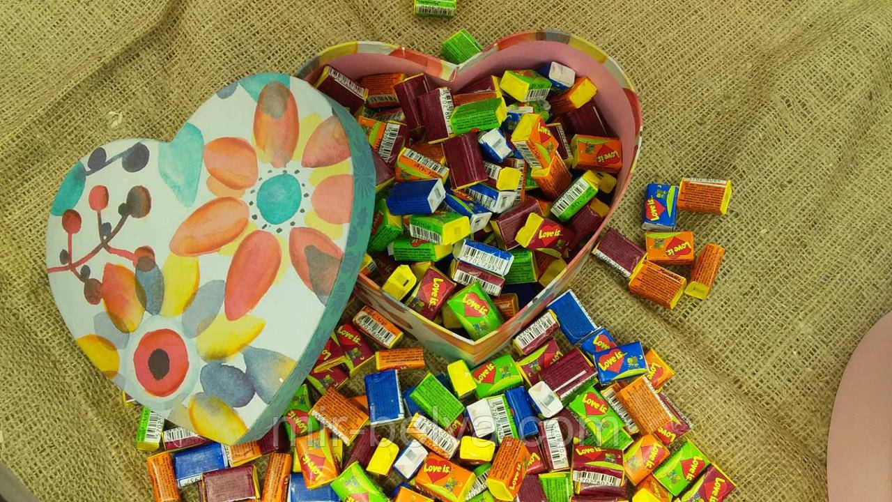Жувальна гумка Love is ловля асорті в подарунковому упаковці серце