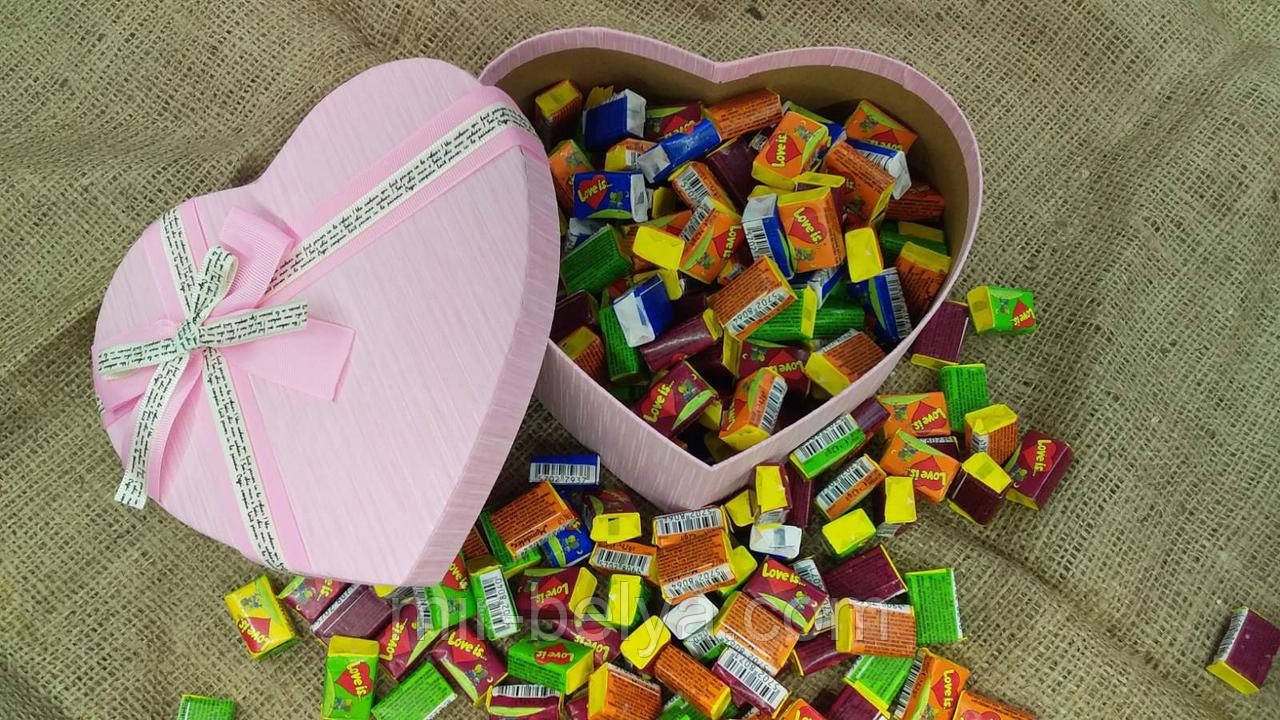 Жувальна гумка Love is ловля асорті в подарунковому упаковці серце