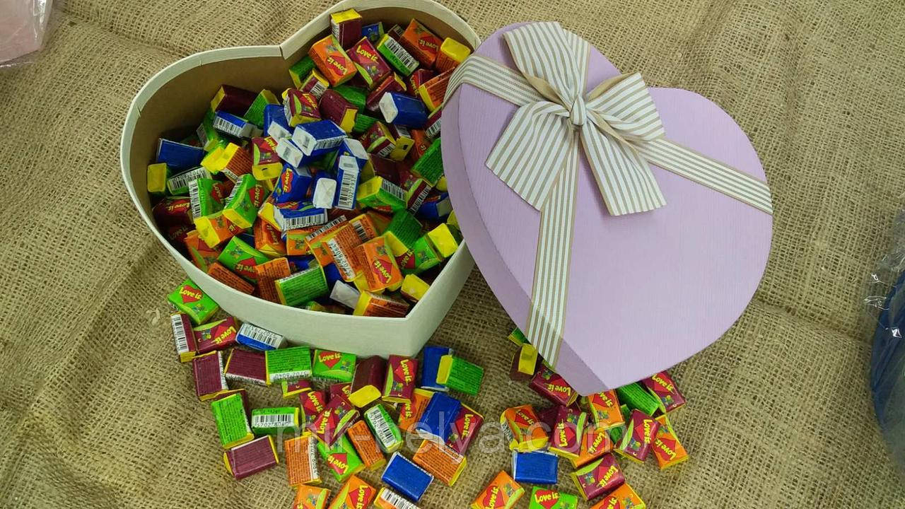 Жувальна гумка Love is ловля асорті в подарунковому упаковці серце